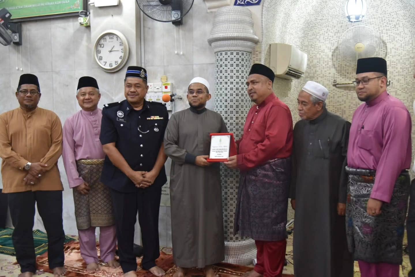 Penyerahan Cek Cura Masjid Al-Hidayah