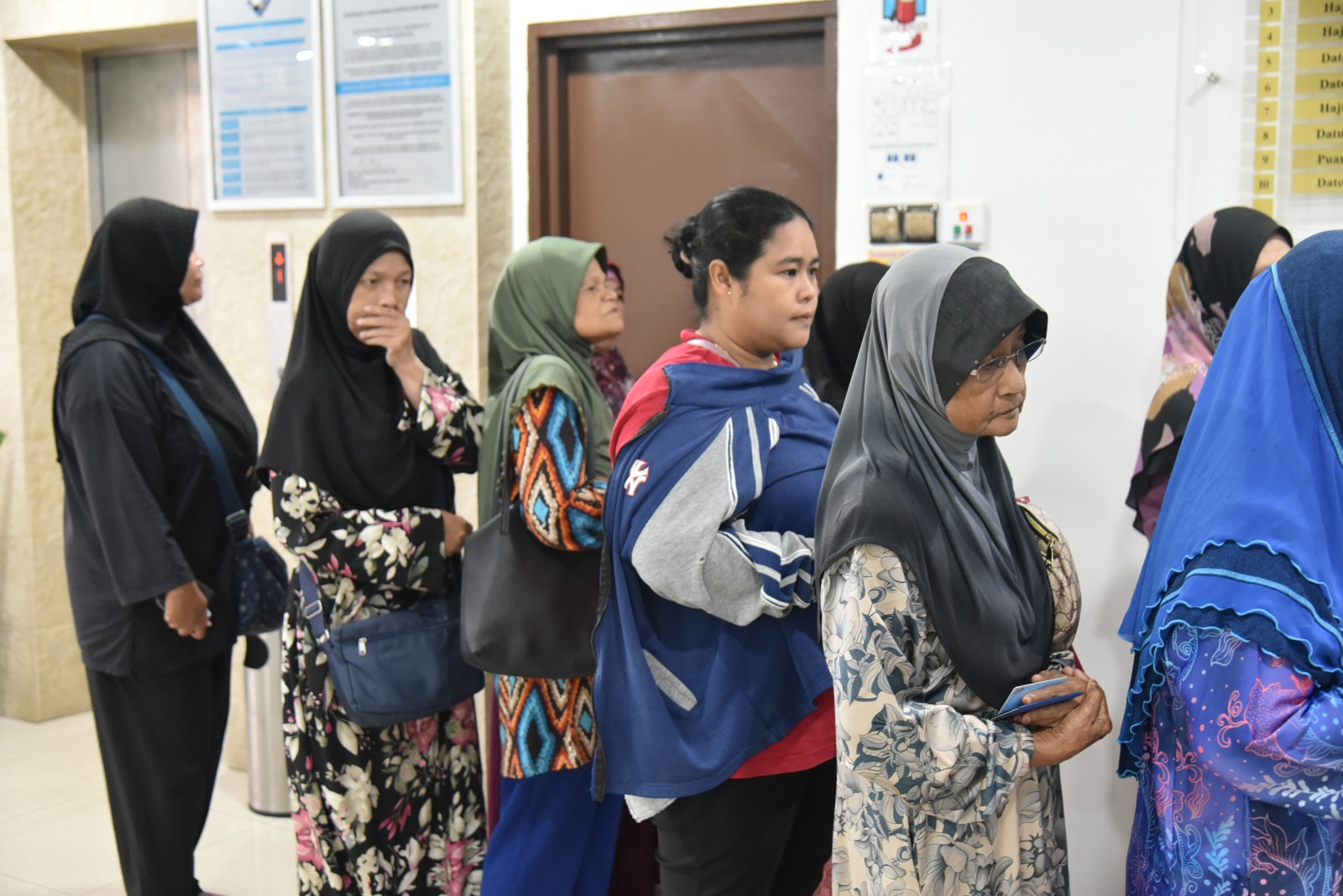 Penyerahan Zakat Perniagaan kepada Wakil Masjid &amp; Surau